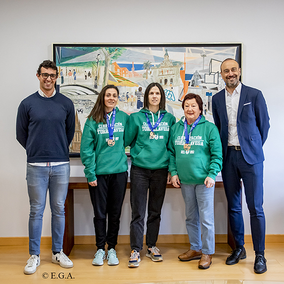 Medallistas con Javier López Estrada, Nacho González y Patricia Portilla.